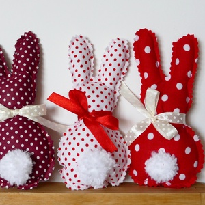 Három, húsvéti textil nyuszi, pom-pom farokkal (pirosak) -  - Meska.hu