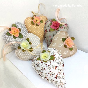 Kézműves bézs, virágos szív dísz Pannikától - otthon & életmód - dekoráció - dísztárgy - Meska.hu