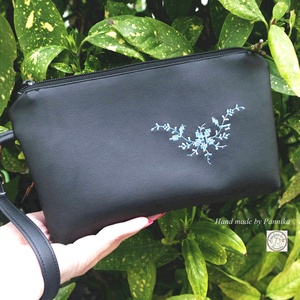 Csuklótáska textilbőrből keresztszemes hímzéssel díszítve - Meska.hu