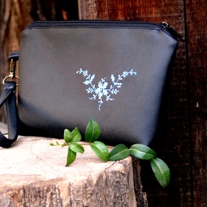 Csuklótáska textilbőrből keresztszemes hímzéssel díszítve - táska & tok - kézitáska & válltáska - kézitáska - Meska.hu