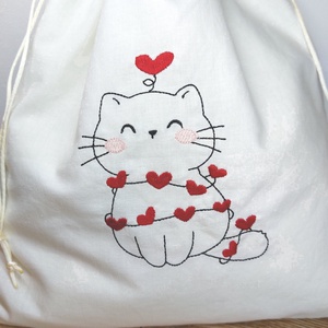 Cicás hímzéssel, kisebb méretű: 34x31cm-es Fél kilós,75dekás KENYERESZSÁK, PÉKÁRUSZSÁK  Frissentartó, Kitörölhető!   - otthon & életmód - konyhafelszerelés, tálalás - konyhai tárolás - kenyértartó - Meska.hu