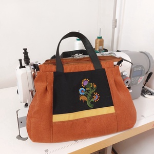 Hímzett velúrbőr hatású kézi és válltáska, Táska & Tok, Kézitáska & válltáska, Válltáska, Hímzés, Varrás, Válltáska, kézitáska készült kellemes meleg színek összeállításából.
- A táska velúrbőr hatású text..., MESKA