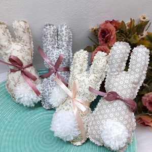 Húsvéti textil nyuszik, pom-pom farokkal  - ünnepi díszek, dekorációk - húsvéti díszek és dekorációk - húsvéti tojásfadíszek - Meska.hu