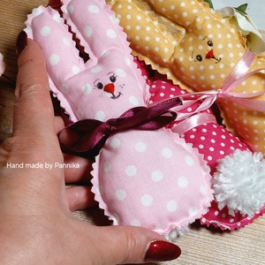 Húsvéti textil nyuszik, pom-pom farokkal  - ünnepi díszek, dekorációk - húsvéti díszek és dekorációk - húsvéti tojásfadíszek - Meska.hu