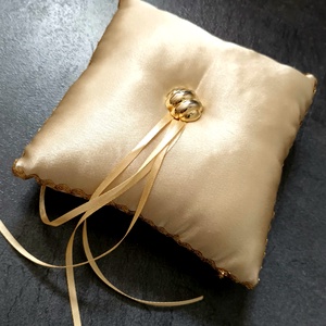 Arany szatén gyűrűpárna - esküvő - kiegészítők - gyűrűtartó & gyűrűpárna - Meska.hu