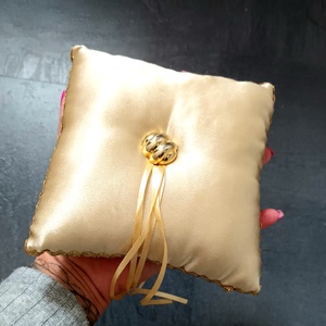 Arany szatén gyűrűpárna - esküvő - kiegészítők - gyűrűtartó & gyűrűpárna - Meska.hu