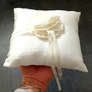 Törtfehér gyűrűpárna - esküvő - kiegészítők - gyűrűtartó & gyűrűpárna - Meska.hu