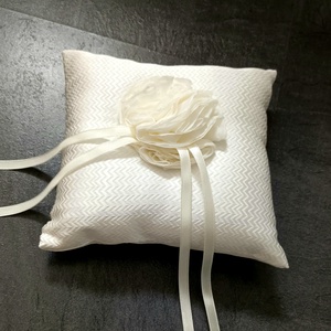 Törtfehér gyűrűpárna - esküvő - kiegészítők - gyűrűtartó & gyűrűpárna - Meska.hu