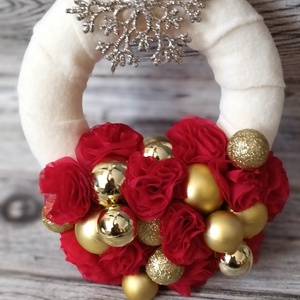 Gömbös kopogtató hópihével, ajtódísz, piros és arany - karácsony - adventi díszek - adventi ajtódísz - Meska.hu
