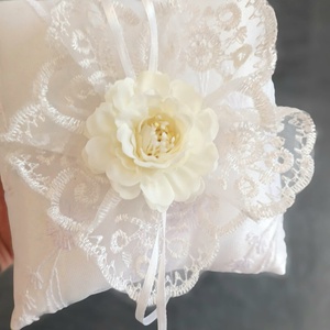 Gyűrűpárna csipke és virág középpel, esküvő - esküvő - kiegészítők - gyűrűtartó & gyűrűpárna - Meska.hu