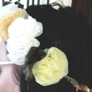 Textilvirágos tavaszi krémszínű fejpánt, hajpánt, tavaszkoszorú - esküvő - hajdísz - fejkoszorú - Meska.hu