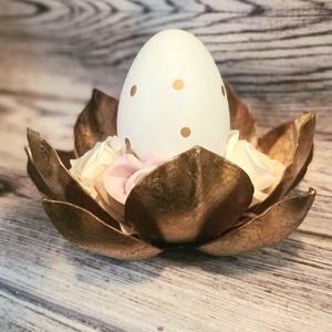 Minimál tavaszi design arany pöttyös tojás, fém vízililiomban - Meska.hu