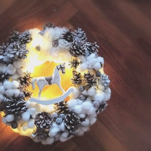 Téli hintaló ajtódísz koszorú, fénnyel, Karácsony, Adventi díszek, Adventi ajtódísz, Virágkötés, MESKA