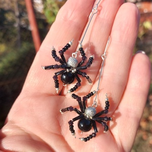 Halloweeni pók gyöngyfülbevaló, Ékszer, Fülbevaló, Lógó fülbevaló, Ékszerkészítés, Gyöngyfűzés, gyöngyhímzés, MESKA