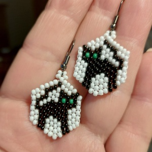 Kis fekete macska gyöngyfülbevaló  - ékszer - fülbevaló - lógó fülbevaló - Meska.hu