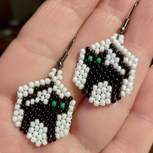 Kis fekete macska gyöngyfülbevaló  - ékszer - fülbevaló - lógó fülbevaló - Meska.hu