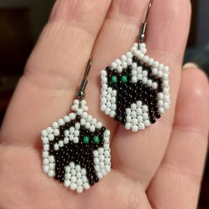 Kis fekete macska gyöngyfülbevaló  - ékszer - fülbevaló - lógó fülbevaló - Meska.hu