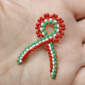 Gyöngy kokárda  - ékszer - kitűző és bross - Meska.hu