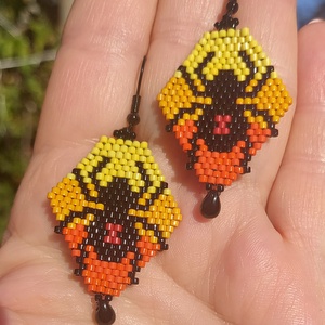 Halloweeni pókos gyöngyfülbevaló, Ékszer, Fülbevaló, Lógó fülbevaló, Ékszerkészítés, Gyöngyfűzés, gyöngyhímzés, MESKA