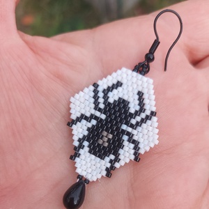 Halloweeni pókos gyöngyfülbevaló - ékszer - fülbevaló - lógó fülbevaló - Meska.hu Halloweeni pókos gyöngyfülbevaló - ékszer - fülbevaló - lógó fülbevaló - Meska.hu