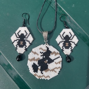 Halloweeni pókos gyöngyfülbevaló - ékszer - fülbevaló - lógó fülbevaló - Meska.hu Halloweeni pókos gyöngyfülbevaló - ékszer - fülbevaló - lógó fülbevaló - Meska.hu