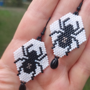 Halloweeni pókos gyöngyfülbevaló - Meska.hu