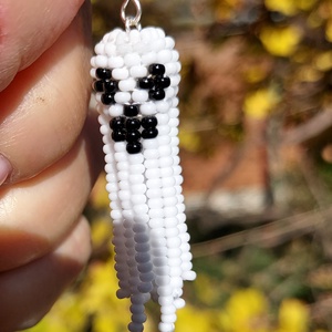 Halloweeni szellem gyöngyfülbevaló - ékszer - fülbevaló - lógó fülbevaló - Meska.hu