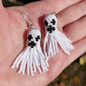 Halloweeni szellem gyöngyfülbevaló - ékszer - fülbevaló - lógó fülbevaló - Meska.hu