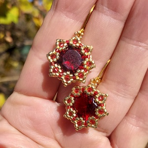 Piros köves fülbevaló - ékszer - fülbevaló - lógó fülbevaló - Meska.hu