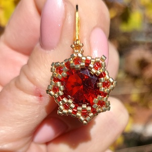 Piros köves fülbevaló, Ékszer, Fülbevaló, Lógó fülbevaló, Ékszerkészítés, Gyöngyfűzés, gyöngyhímzés, MESKA