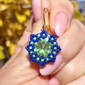 Zöld köves fülbevaló, Ékszer, Fülbevaló, Lógó fülbevaló, Ékszerkészítés, Gyöngyfűzés, gyöngyhímzés, MESKA