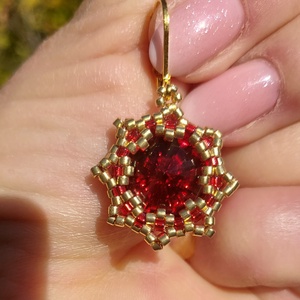 Piros Swarovski köves fülbevaló, Ékszer, Fülbevaló, Lógó fülbevaló, Ékszerkészítés, Gyöngyfűzés, gyöngyhímzés, MESKA