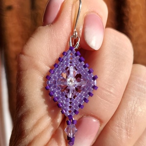 Lila Swarovski gyöngyfülbevaló - ékszer - fülbevaló - lógó fülbevaló - Meska.hu