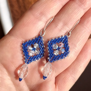 Sötétkék Swarovski gyöngyfülbevaló - ékszer - fülbevaló - lógó fülbevaló - Meska.hu