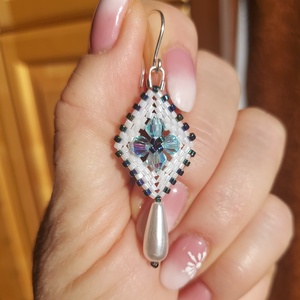 Világoskék Swarovski gyöngyfülbevaló - ékszer - fülbevaló - lógó fülbevaló - Meska.hu