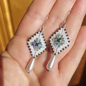 Világoskék Swarovski gyöngyfülbevaló - ékszer - fülbevaló - lógó fülbevaló - Meska.hu