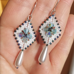 Világoskék Swarovski gyöngyfülbevaló, Ékszer, Fülbevaló, Lógó fülbevaló, Ékszerkészítés, Gyöngyfűzés, gyöngyhímzés, MESKA
