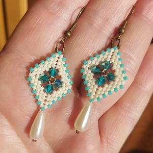 Türkiz Swarovski gyöngyfülbevaló, Ékszer, Fülbevaló, Lógó fülbevaló, Ékszerkészítés, Gyöngyfűzés, gyöngyhímzés, MESKA