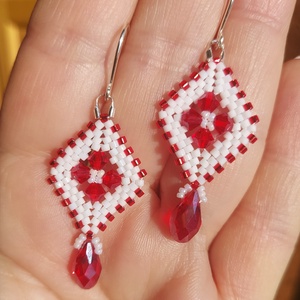Piros Swarovski gyöngyfülbevaló, Ékszer, Fülbevaló, Lógó fülbevaló, Ékszerkészítés, Gyöngyfűzés, gyöngyhímzés, MESKA
