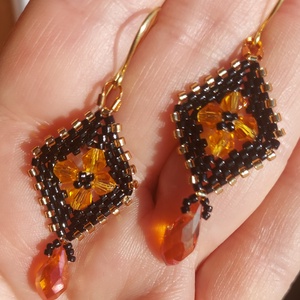 Fekete Swarovski gyöngyfülbevaló, Ékszer, Fülbevaló, Lógó fülbevaló, Ékszerkészítés, Gyöngyfűzés, gyöngyhímzés, MESKA