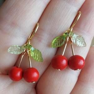 Tavaszi cseresznye gyöngyfülbevaló - ékszer - fülbevaló - lógó fülbevaló - Meska.hu