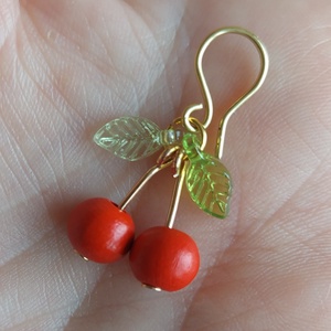 Tavaszi cseresznye gyöngyfülbevaló - ékszer - fülbevaló - lógó fülbevaló - Meska.hu