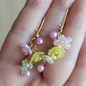 Tavaszi kis virágfüzér gyöngyfülbevaló, Ékszer, Fülbevaló, Lógó fülbevaló, Ékszerkészítés, Gyöngyfűzés, gyöngyhímzés, MESKA