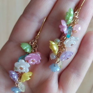 Tavaszi közepes virágfüzér gyöngyfülbevaló - ékszer - fülbevaló - lógó fülbevaló - Meska.hu