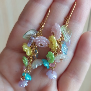 Tavaszi hosszú virágfüzér gyöngyfülbevaló, Ékszer, Fülbevaló, Lógó fülbevaló, Ékszerkészítés, Gyöngyfűzés, gyöngyhímzés, MESKA