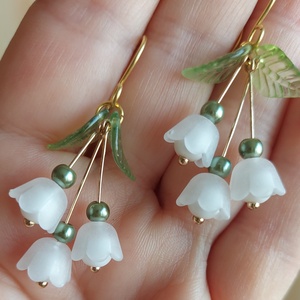 Tavaszi gyöngyvirág gyöngyfülbevaló, Ékszer, Fülbevaló, Lógó fülbevaló, Ékszerkészítés, Gyöngyfűzés, gyöngyhímzés, MESKA