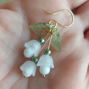 Tavaszi gyöngyvirág gyöngyfülbevaló - ékszer - fülbevaló - lógó fülbevaló - Meska.hu