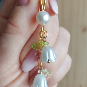 Tavaszi kis harangvirág gyöngyfülbevaló - ékszer - fülbevaló - lógó fülbevaló - Meska.hu