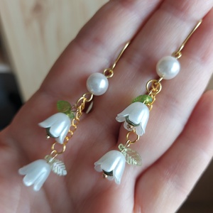 Tavaszi kis harangvirág gyöngyfülbevaló, Ékszer, Fülbevaló, Lógó fülbevaló, Ékszerkészítés, Gyöngyfűzés, gyöngyhímzés, MESKA