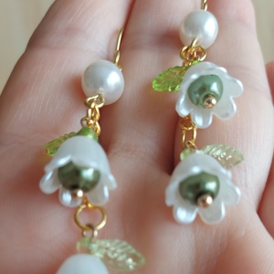 Tavaszi kis harangvirág gyöngyfülbevaló - ékszer - fülbevaló - lógó fülbevaló - Meska.hu